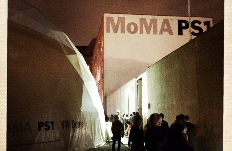 Das MOMA PS1 in NYC bei Nacht mit Kisha C Jones